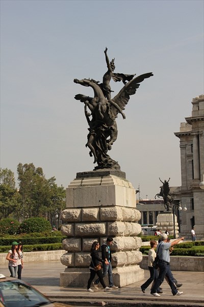 005-Статуя перед дворцом изящных искусств